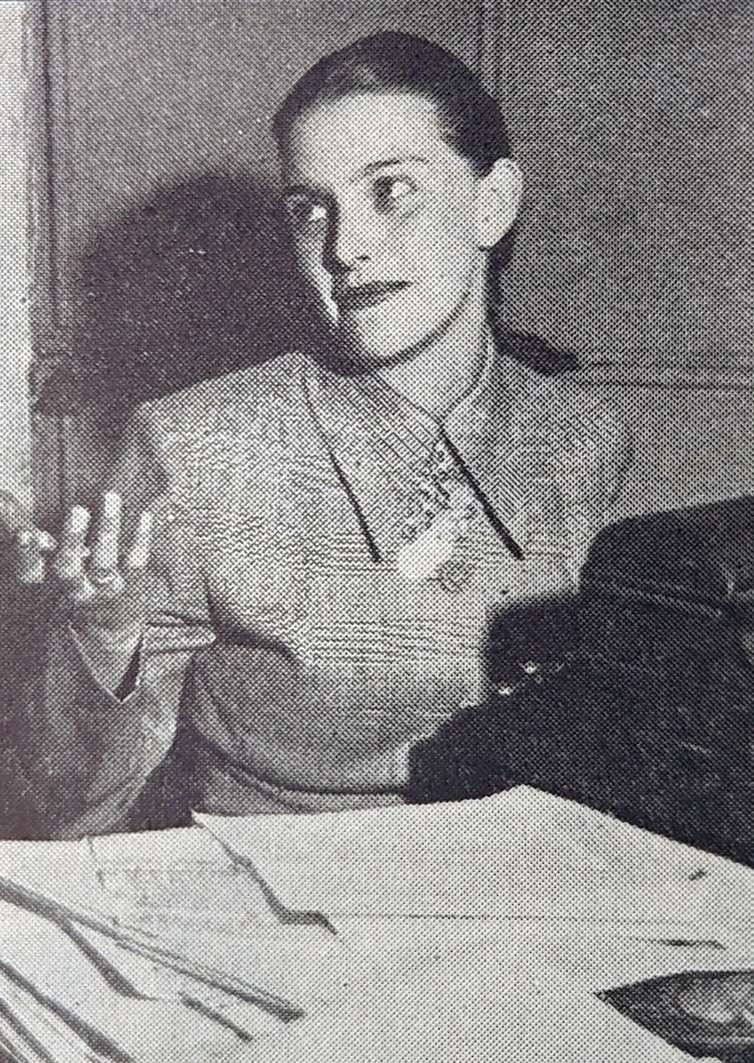 Gloria Valencia de Castaño (Graduada de Humanidades de Los Andes en 1957, fundadora de la reconocida emisora HJCK y apodada “primera dama de la televisión colombiana”). Foto: Revista Semana del 27 de septiembre de 1952. 